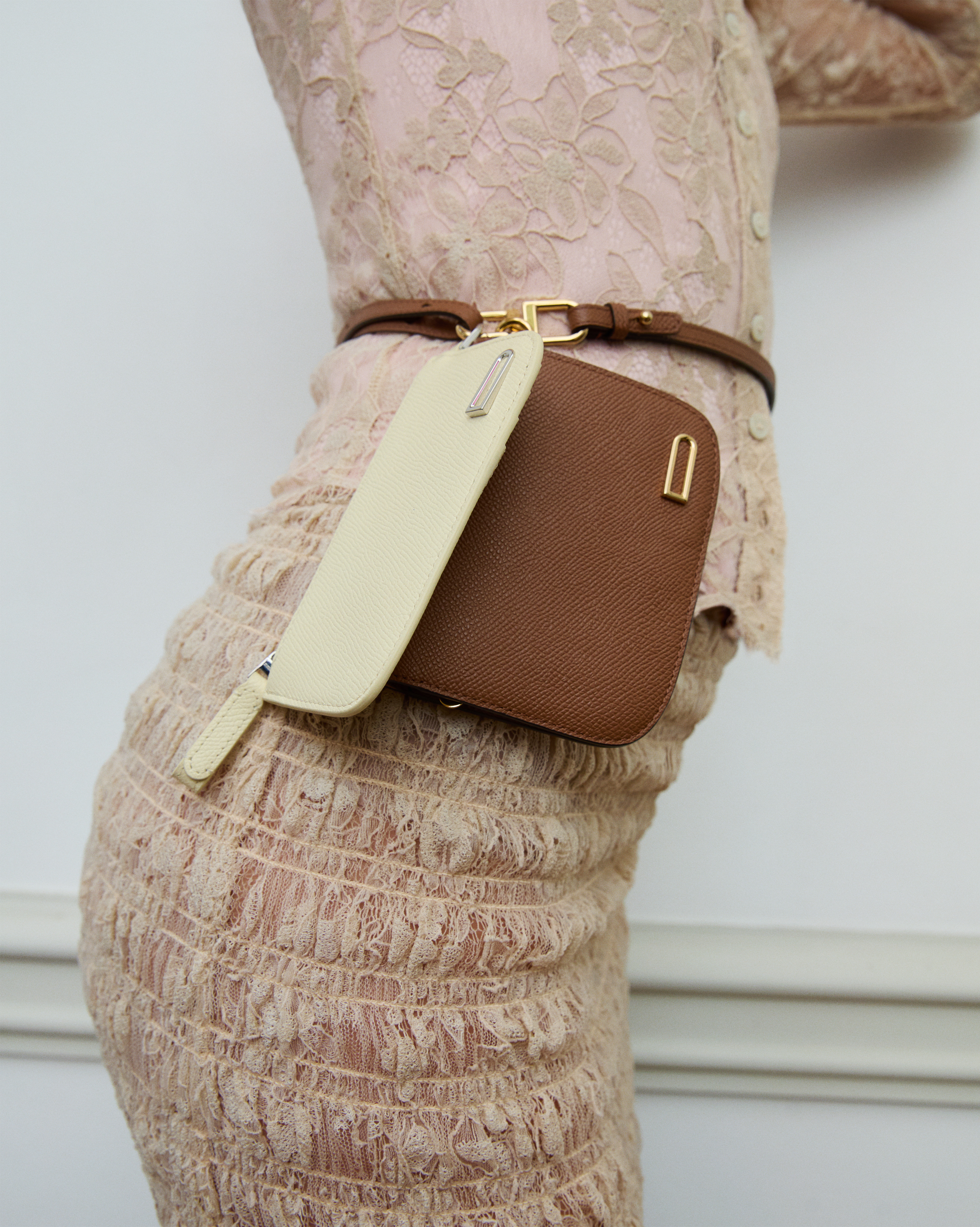 DELVAUX AW26 WINTER CONTENT 4 X5 VAGABOND ZIPPED CARD HOLDER VANILLA COMPACT WALLER VEGETAL 01