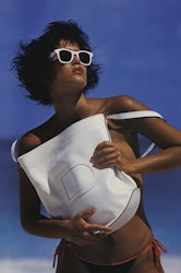 模特展示白色款Delvaux德尔沃Pin系列包袋