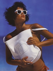 模特展示白色款Delvaux德尔沃Pin系列包袋