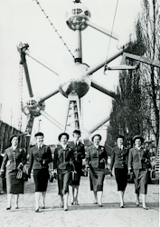1958年布鲁塞尔世博会上女士们肩背德尔沃Delvaux Brillant包袋