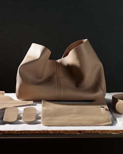 So Cool包袋结构设计优雅，随性的廓形简约精致