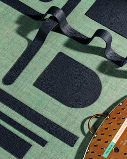 Pin正面的“D”型口袋是其最具辨识度的特征。