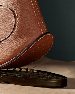 Pin包袋的底部是完美的摇摆曲线和底部的打孔设计，唤起对马干草袋的记忆。