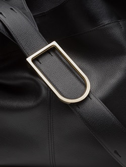 So Cool包袋的“D”型金属饰扣是其标志性的设计，典雅精致风格随性